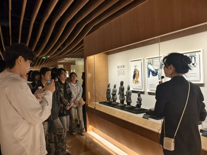 扬州大学广陵学院学生一行莅临鞋文化博物馆参观.png